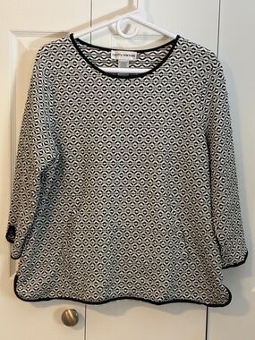 CATHY DANIELS Women’s Black & White Geometric Patterned Shirt 3/4 inch Sleeves
